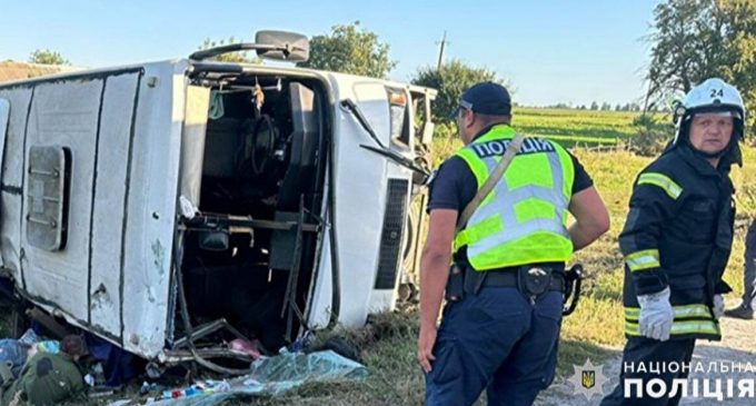 На Хмельниччині перекинувся автобус з дітьми: є загиблі