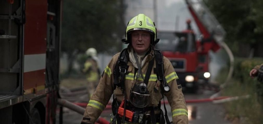 У Києві горить п’ятиповерхівка (фото, відео)