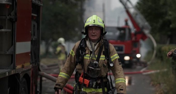 У Києві горить п’ятиповерхівка (фото, відео)