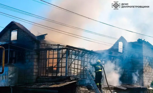 У Дніпрі рятувальники загасили палаючий будинок