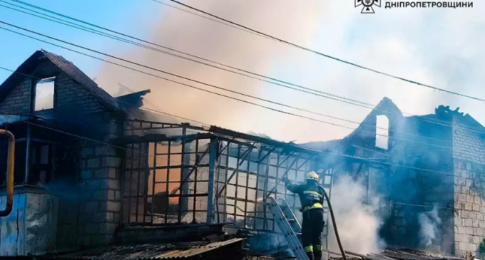 У Дніпрі рятувальники загасили палаючий будинок