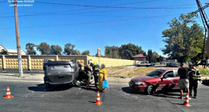 У Запоріжжі внаслідок ДТП перекинулася автівка