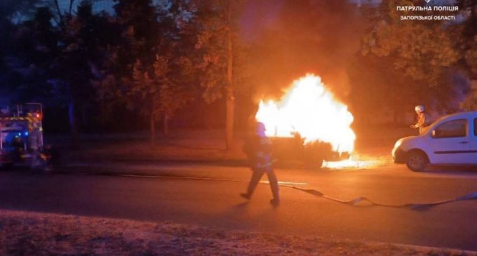 Запорізькі поліцейські затримали двох осіб, причетних до підпалу військового авто