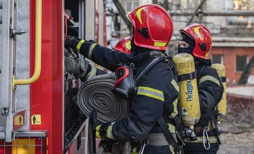 У Києві спалахнула пожежа біля одного з торгових центрів