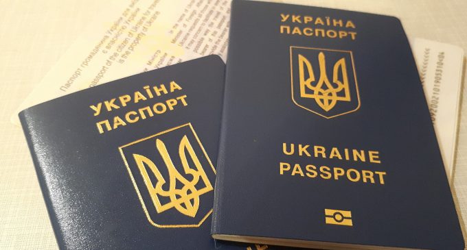 У ЦНАП пояснили, коли потрібно міняти паспорт старого зразка на ID-картку