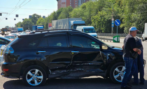 На Запорізькому шосе у Дніпрі зіткнулися Lexus та Honda: є постраждала