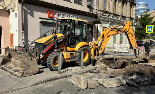 Через провалля у центрі Дніпра перекрили водопостачання для декількох будинків: деталі