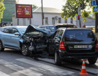 На вулиці Степана Бандери у Дніпрі зіткнулися Kia, Subaru та BYD: подробиці потрійної ДТП