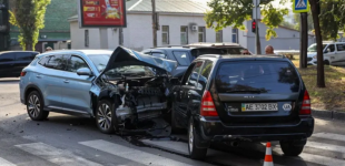 На вулиці Степана Бандери у Дніпрі зіткнулися Kia, Subaru та BYD: подробиці потрійної ДТП