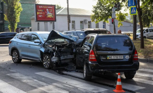 На вулиці Степана Бандери у Дніпрі зіткнулися Kia, Subaru та BYD: подробиці потрійної ДТП