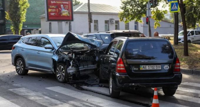 На вулиці Степана Бандери у Дніпрі зіткнулися Kia, Subaru та BYD: подробиці потрійної ДТП