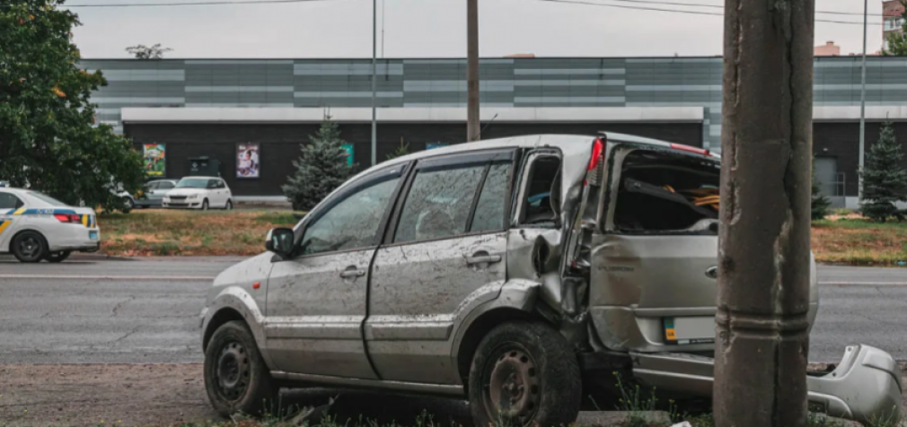 У Дніпрі на Космічній Ford врізався у стовп: подробиці ДТП з постраждалими