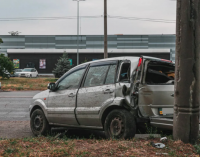 У Дніпрі на Космічній Ford врізався у стовп: подробиці ДТП з постраждалими