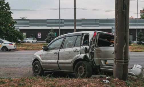 У Дніпрі на Космічній Ford врізався у стовп: подробиці ДТП з постраждалими