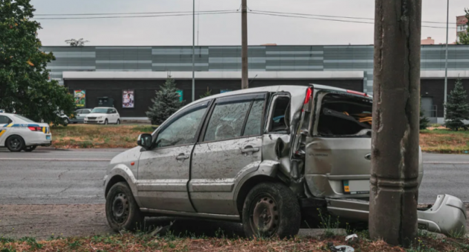 У Дніпрі на Космічній Ford врізався у стовп: подробиці ДТП з постраждалими