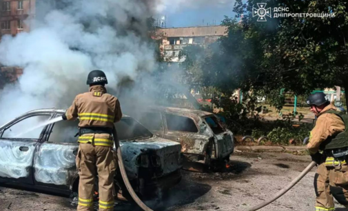 Нікопольський район: внаслідок ворожого обстрілу, спалахнули дві автівки