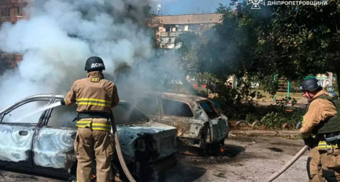 Нікопольський район: внаслідок ворожого обстрілу, спалахнули дві автівки