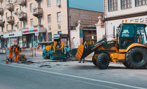 У центрі Дніпра вдруге за тиждень утворився «портал», в якому застрягла вантажівка