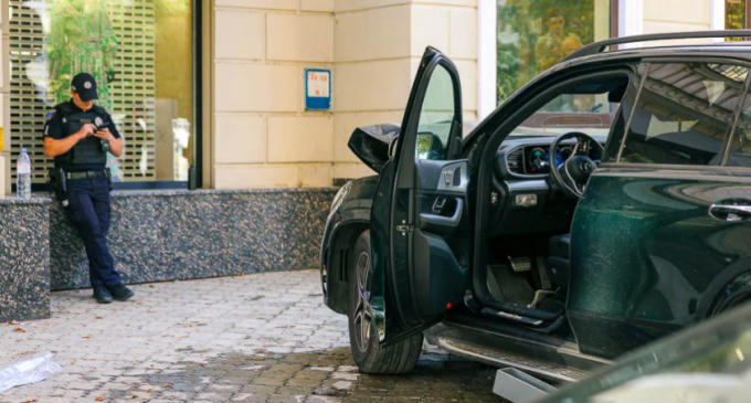 У центрі Дніпра Mercedes збив чоловіка на тротуарі: постраждалого госпіталізовано до лікарні