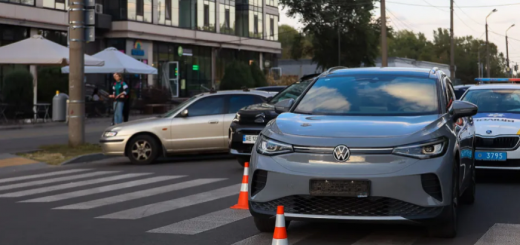 На бульварі Слави у Дніпрі Volkswagen збив чоловіка на пішохідному переході: подробиці