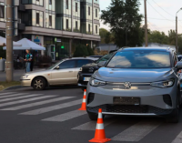 На бульварі Слави у Дніпрі Volkswagen збив чоловіка на пішохідному переході: подробиці