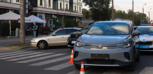 На бульварі Слави у Дніпрі Volkswagen збив чоловіка на пішохідному переході: подробиці