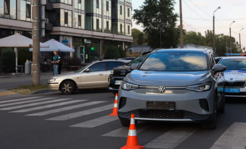 На бульварі Слави у Дніпрі Volkswagen збив чоловіка на пішохідному переході: подробиці