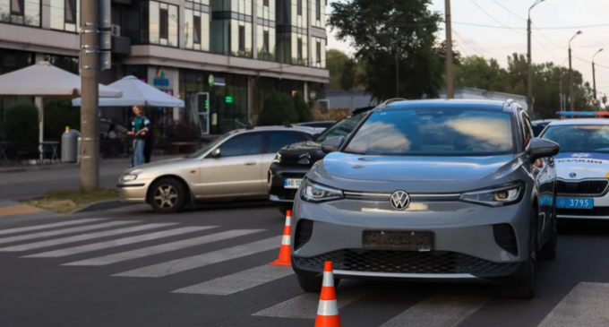 На бульварі Слави у Дніпрі Volkswagen збив чоловіка на пішохідному переході: подробиці