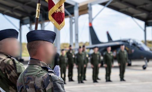 Франція завершила підготовку першої групи українських пілотів на літаках Alphajet