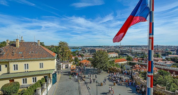 Опитування показало, скільки українських біженців хочуть залишитися у Чехії після війни