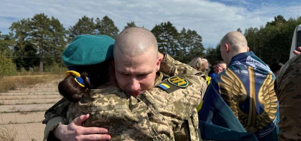 Оборонці “Азовсталі” і не тільки. Україна повернула з полону ще 49 військових