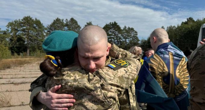 Оборонці “Азовсталі” і не тільки. Україна повернула з полону ще 49 військових