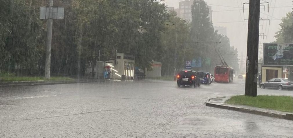 Люди на дахах авто та затоплені вулиці. Одесу накрила сильна злива