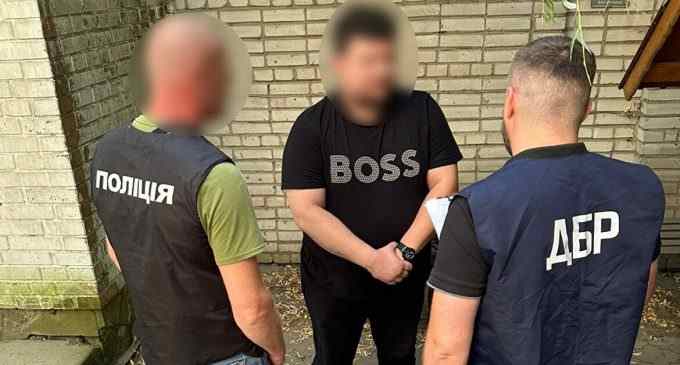 Львівський митник організував “схему” для виїзду чоловіків за кордон