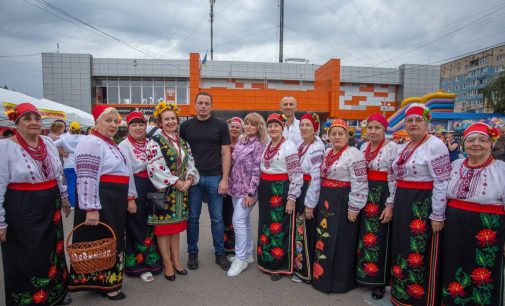 У Камʼянському пройшов благодійний мистецький марафон на підтримку ЗСУ «Наша підтримка – їхня сила»