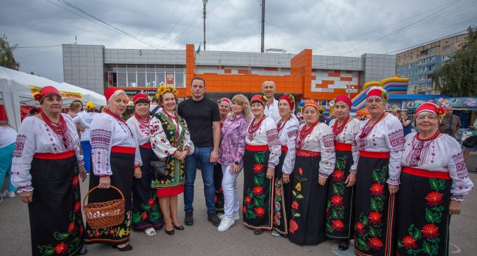 У Камʼянському пройшов благодійний мистецький марафон на підтримку ЗСУ «Наша підтримка – їхня сила»