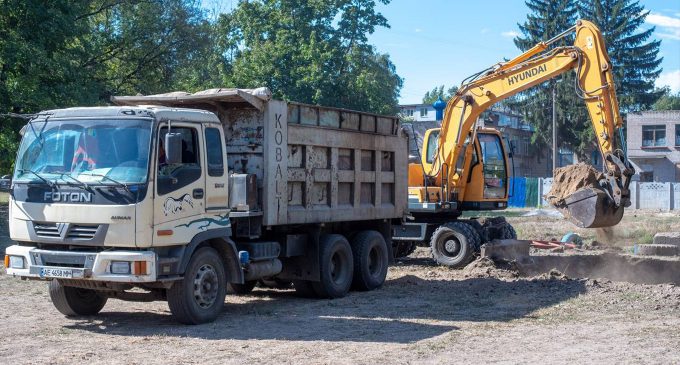 У Камʼянському розпочали будівництво двох сучасних укриттів на території Гімназії №12 та Ліцею №22