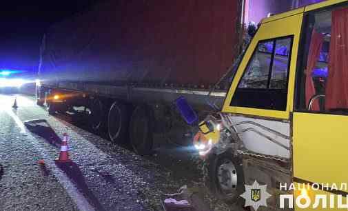 На Львівщині в ДТП потрапив автобус з військовими: є загиблий та постраждалі