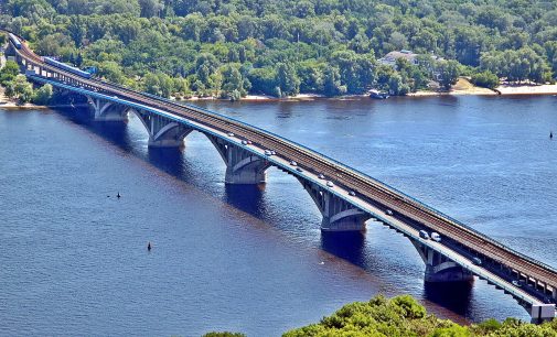 У Києві обмежують рух транспорту на одному з мостів: що відомо