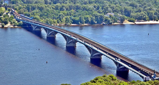 У Києві обмежують рух транспорту на одному з мостів: що відомо