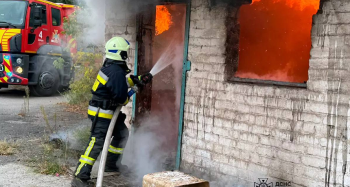 Вогнеборці Дніпра ліквідували загорання споруди у Новокодацькому районі міста