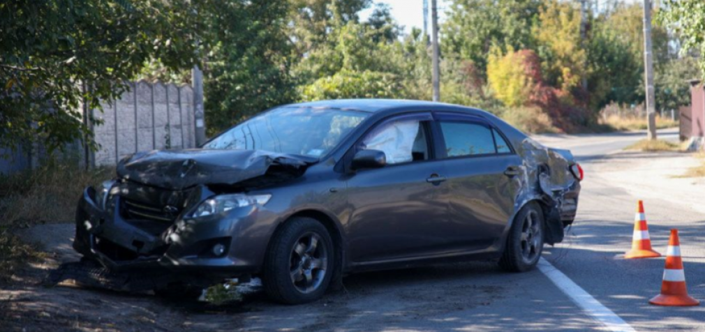 У Дніпрі на Передовій Toyota врізалася в бетонний стовп: подробиці ДТП