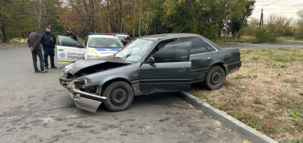 П’яний та без прав: водій Mazda врізався в шлагбаум біля лікарні в Дніпрі