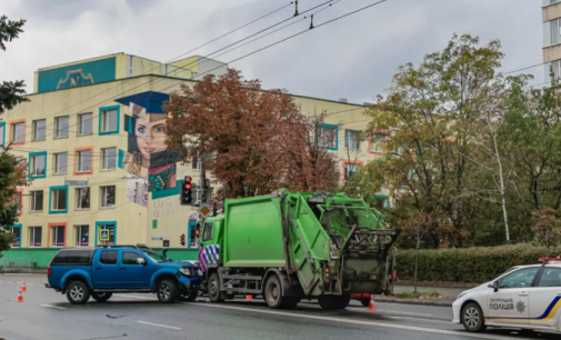 На Січеславській Набережній у Дніпрі Nissan зіштовхнувся зі сміттєвозом