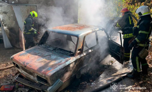 У Дніпровському районі спалахнув ВАЗ-2106