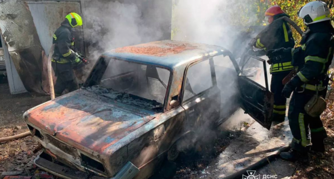 У Дніпровському районі спалахнув ВАЗ-2106