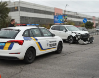 На Набережній Заводській у Дніпрі Subaru зіткнулась з вантажівкою