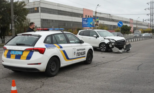 На Набережній Заводській у Дніпрі Subaru зіткнулась з вантажівкою