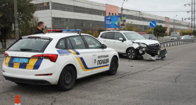 На Набережній Заводській у Дніпрі Subaru зіткнулась з вантажівкою