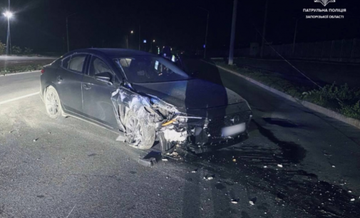 У Запоріжжі пʼяна водійка Mazda не впоралась з керуванням та влетіла в електроопору